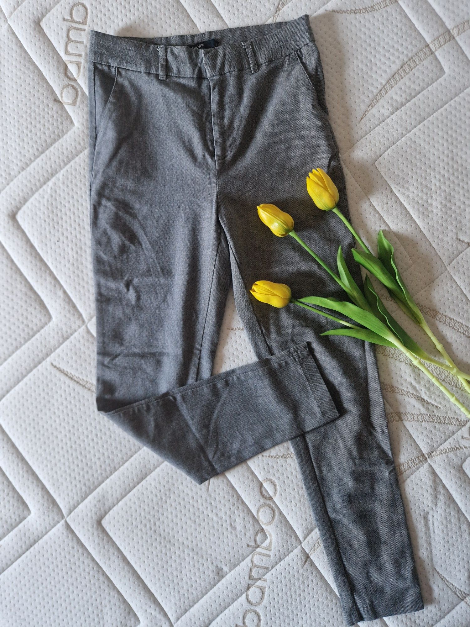 Szare klasyczne eleganckie spodnie Cropp, rozmiar 36, z wysokim stanem