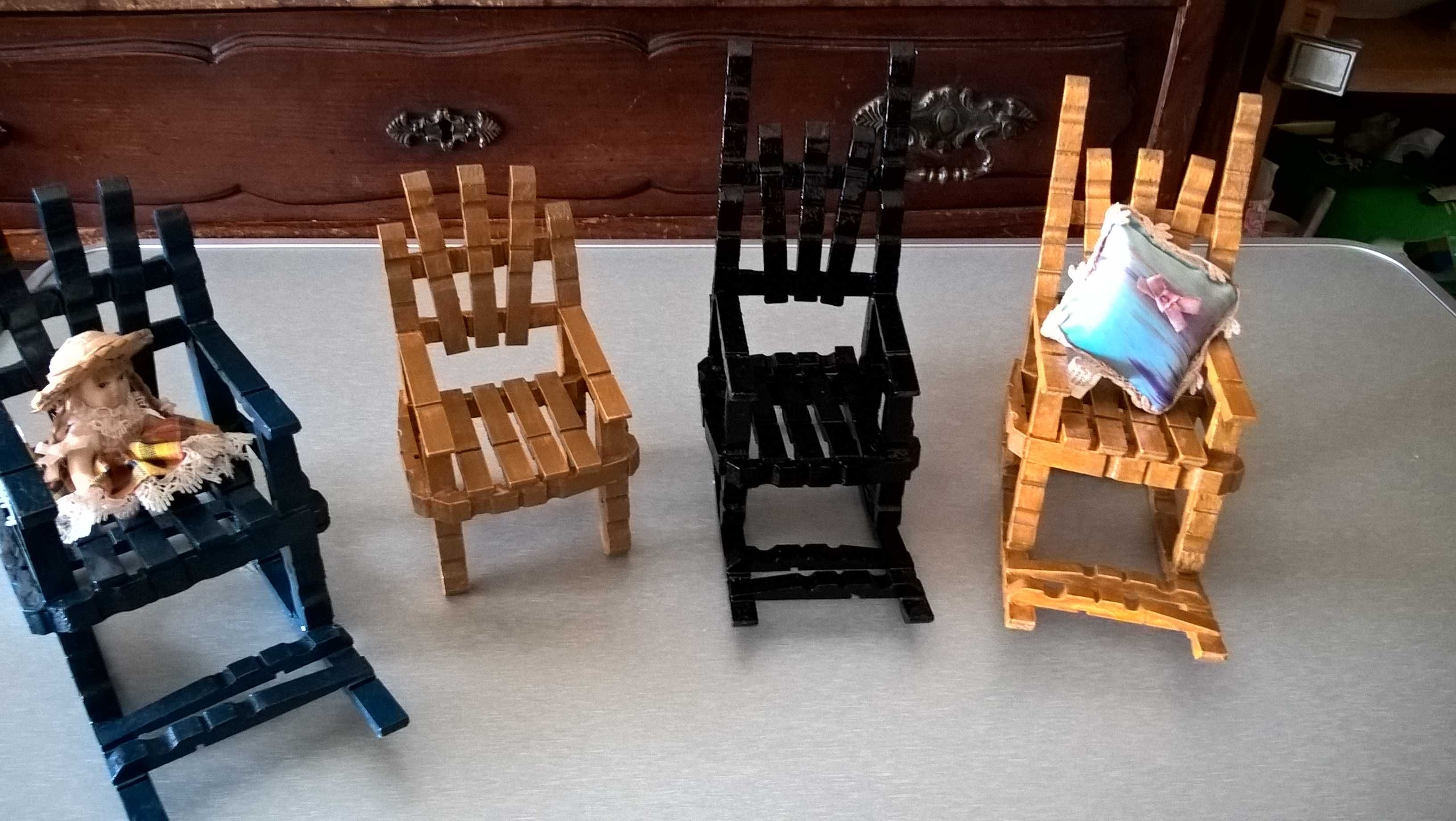 Cadeiras de baloiço madeira em miniatura