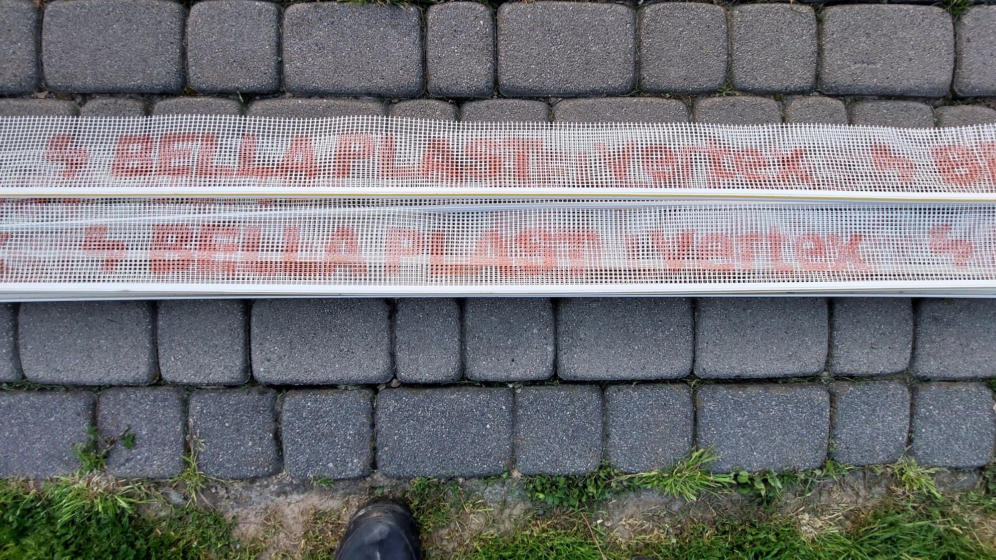 Listwy przyokienne z siatką