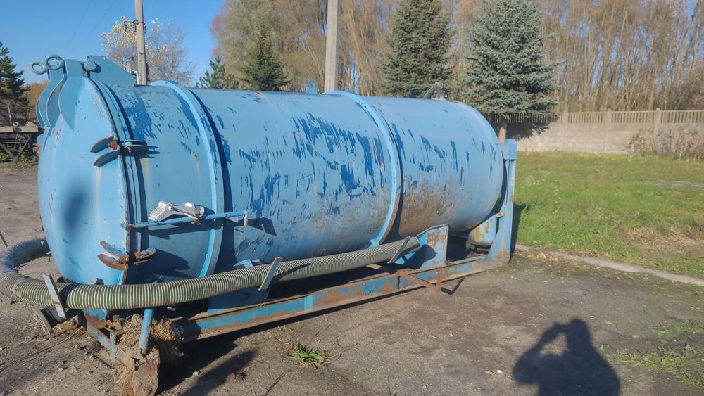 Zbiornik asenizacyjna beczka zabudowa hakowiec z pompą 8000 litrow