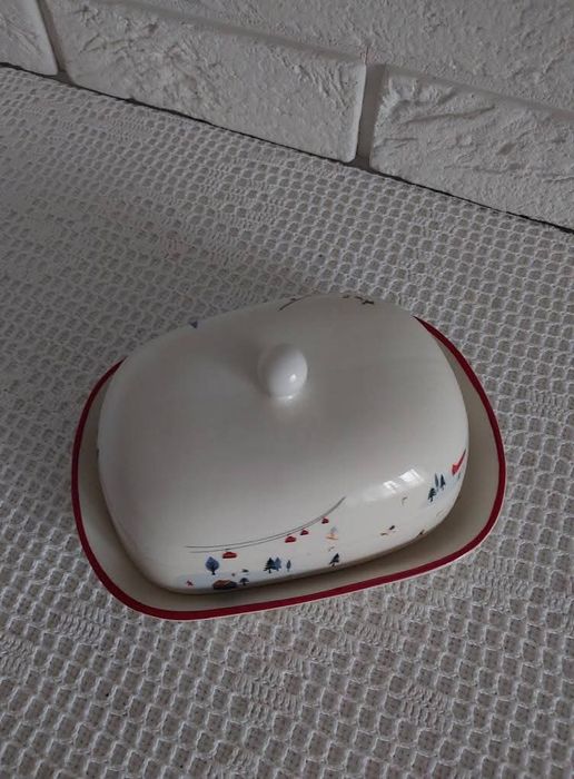 Ceramiczna maselniczka.
