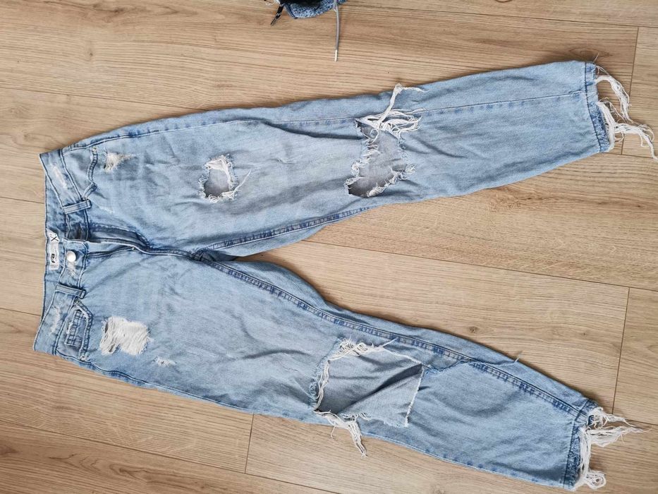 Luźne spodnie z dziurami