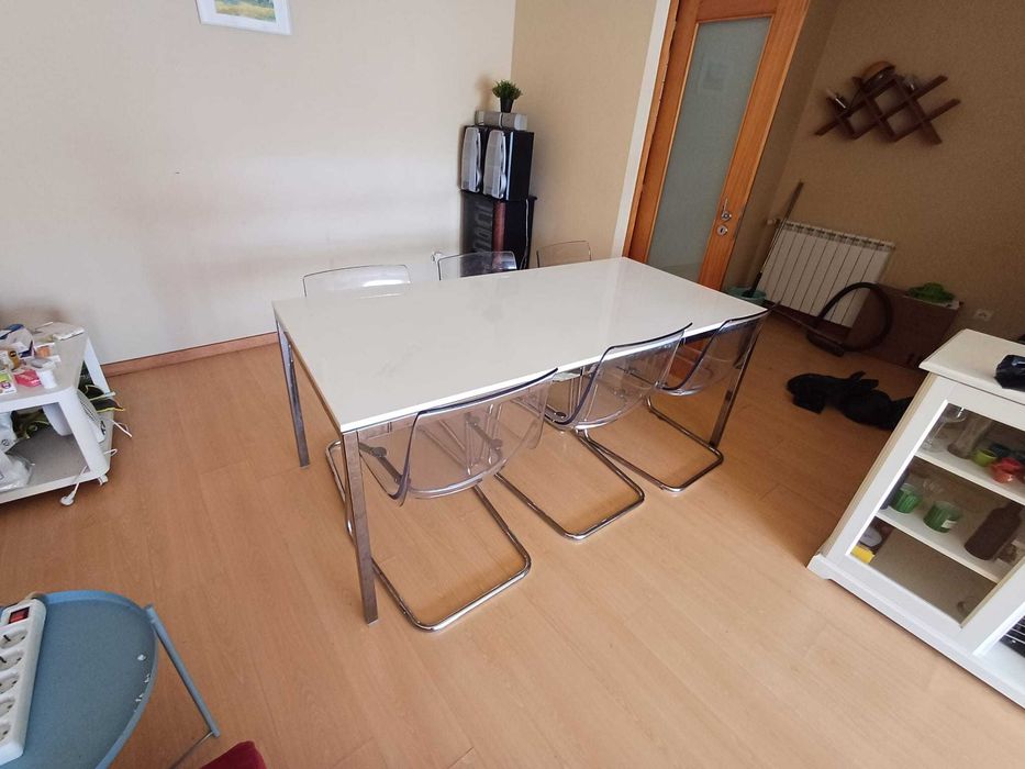 Mesa com 6 cadeiras - Bom estado
