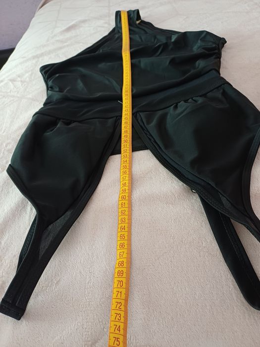 Купальник с V- образным вырезом и сеточкой