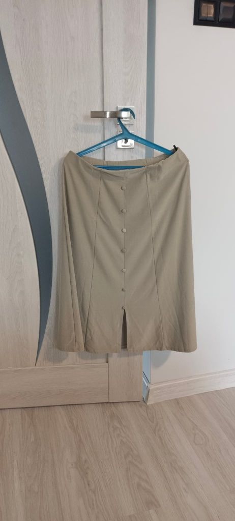Elegancka spódnica oliwkowa za kolana