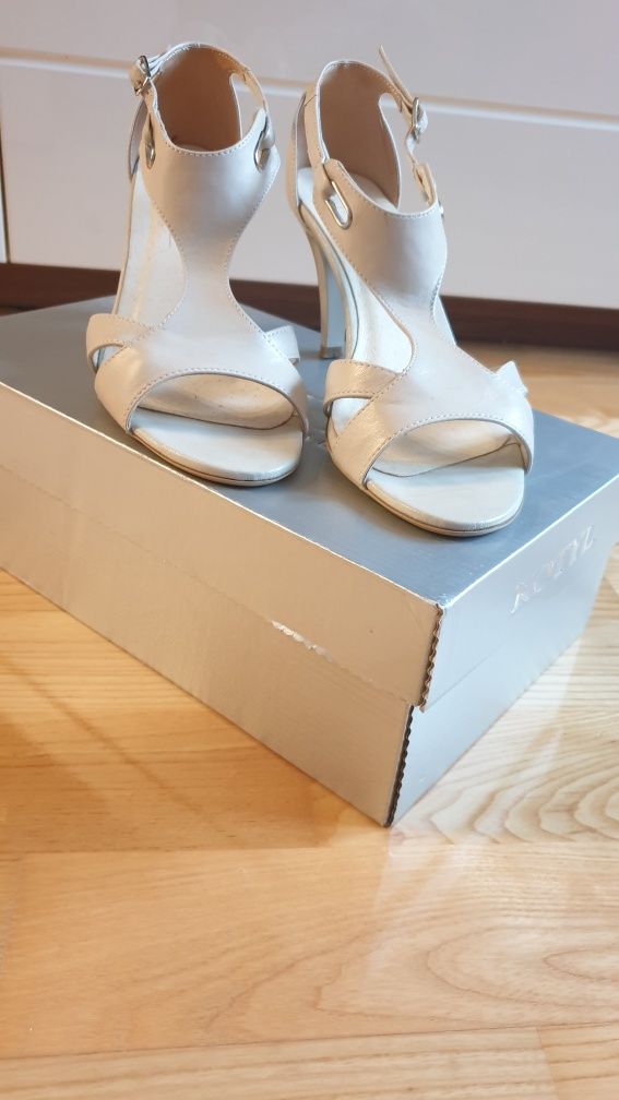 Buty klasyczne beżowe firmy KOTYL