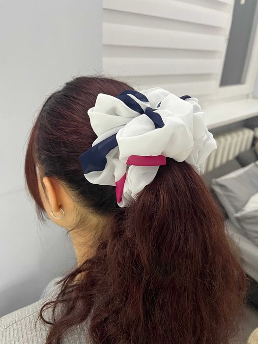 Duża gumka scrunchie – biało-granatowo-różowa, ręcznie szyta, nowa