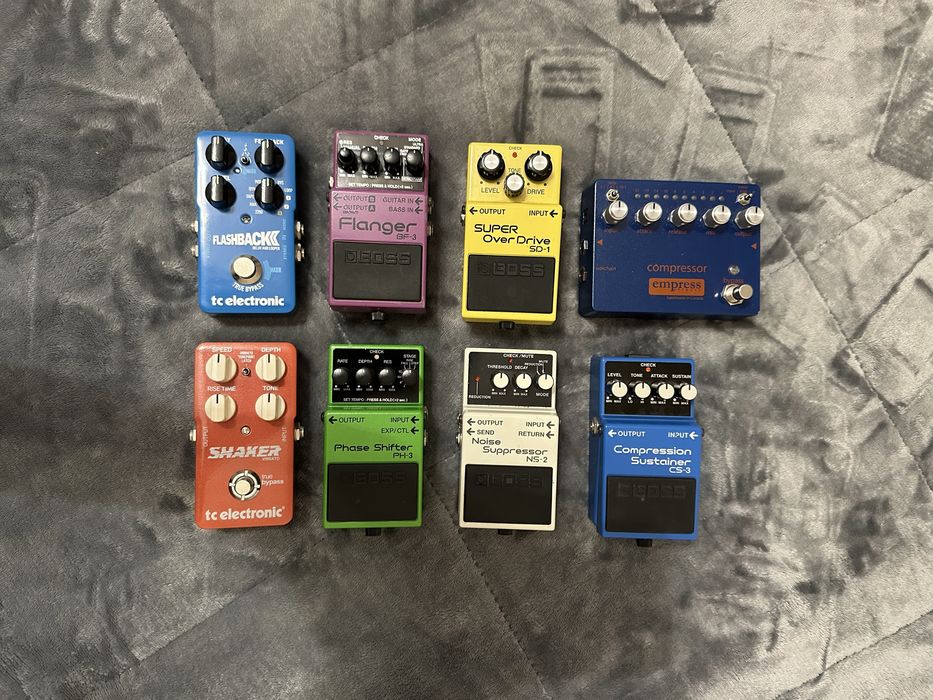 Diversos pedais de guitarra em bom estado
