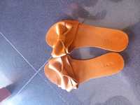 Chinelo raso em pele