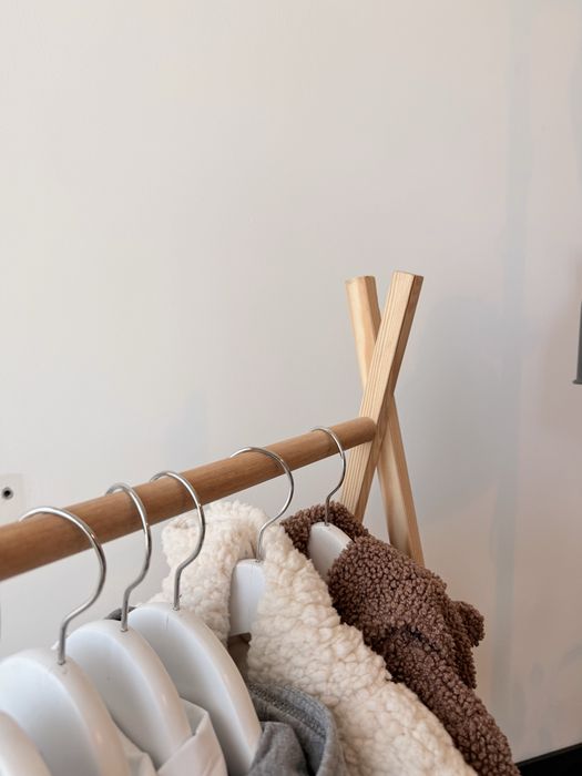 Suporte para cabides para crianças (Montessori)