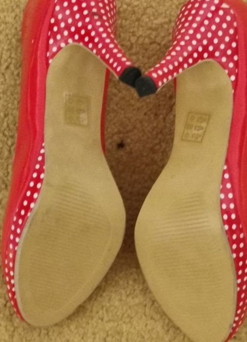 Sapatos vermelhos de tacão