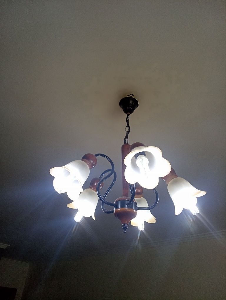 Vendo Candeeiro em madeira e vidro