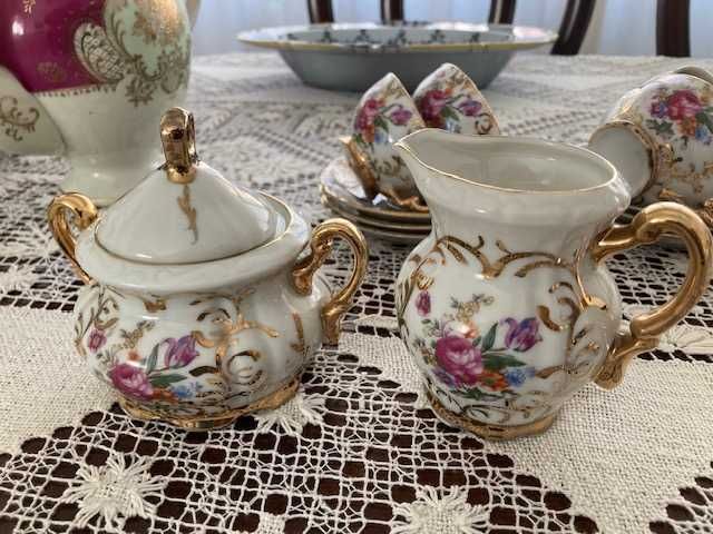 Serviços de café e de chá chineses antigos, porcelana, motivo flores