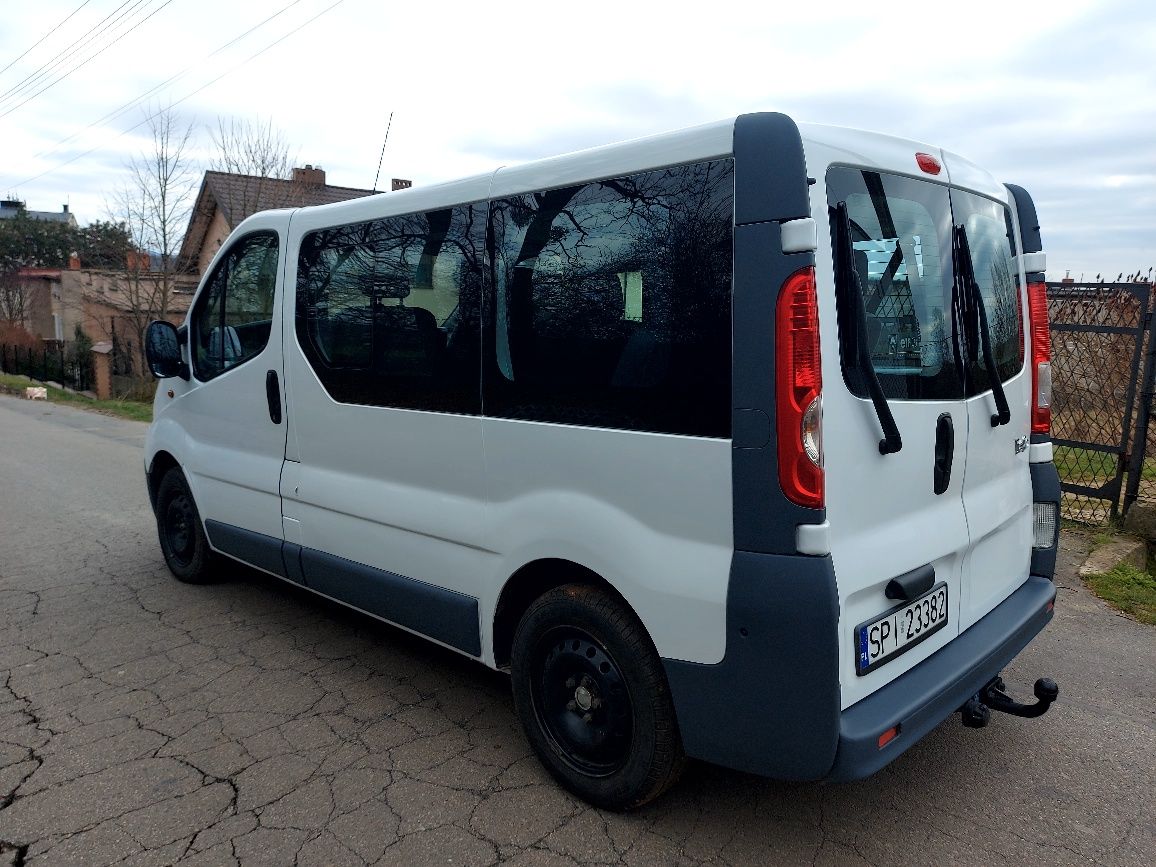 Renault Trafic 2.0 tdci  9 os. + hak, 2006r