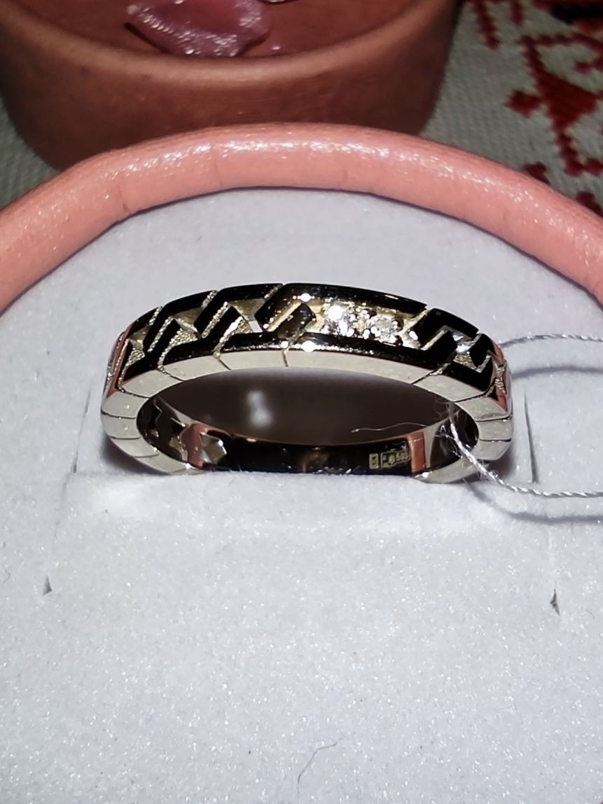 Новое!Шикарное золотое кольцо с бриллиантами.Вес 3.8 г