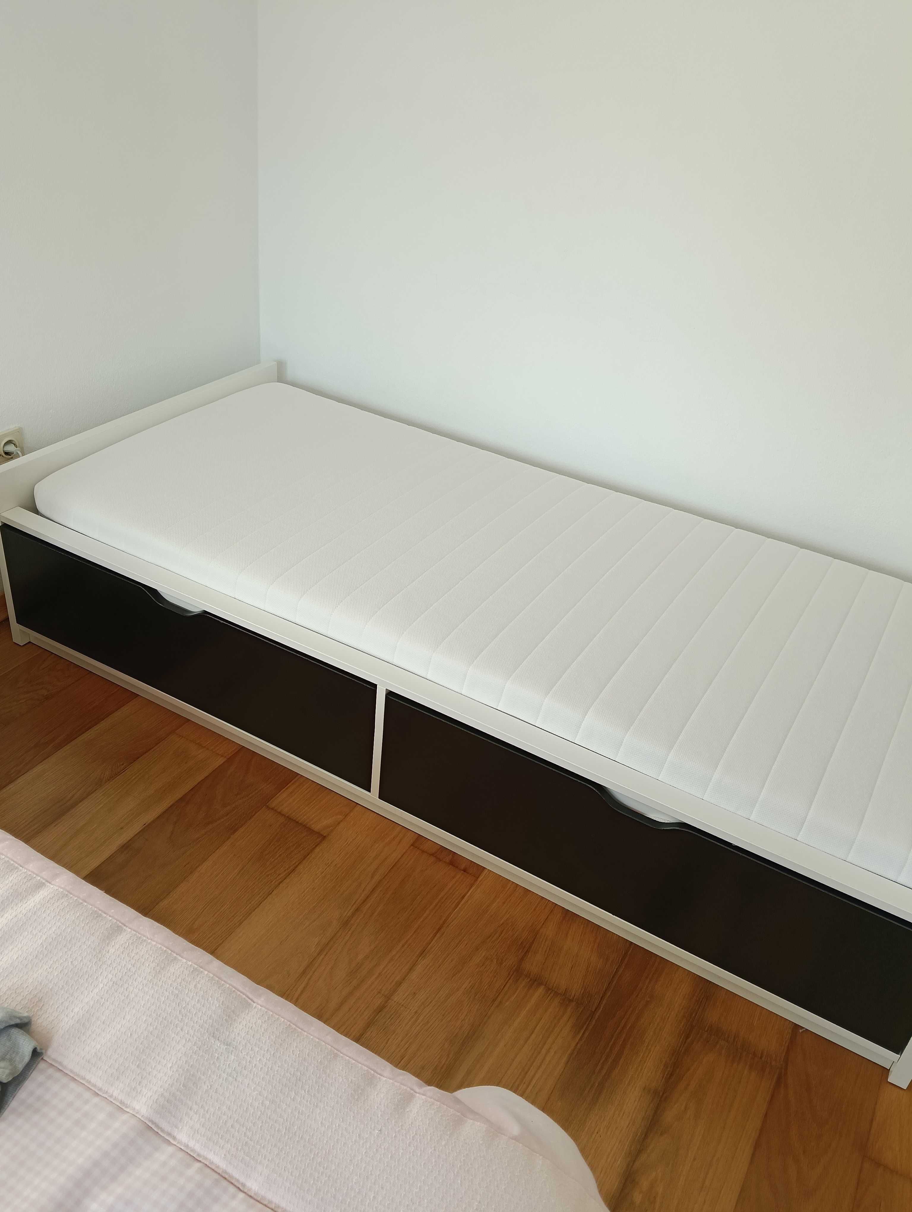Cama individual com gavetas e colchão, modelo IKEA.