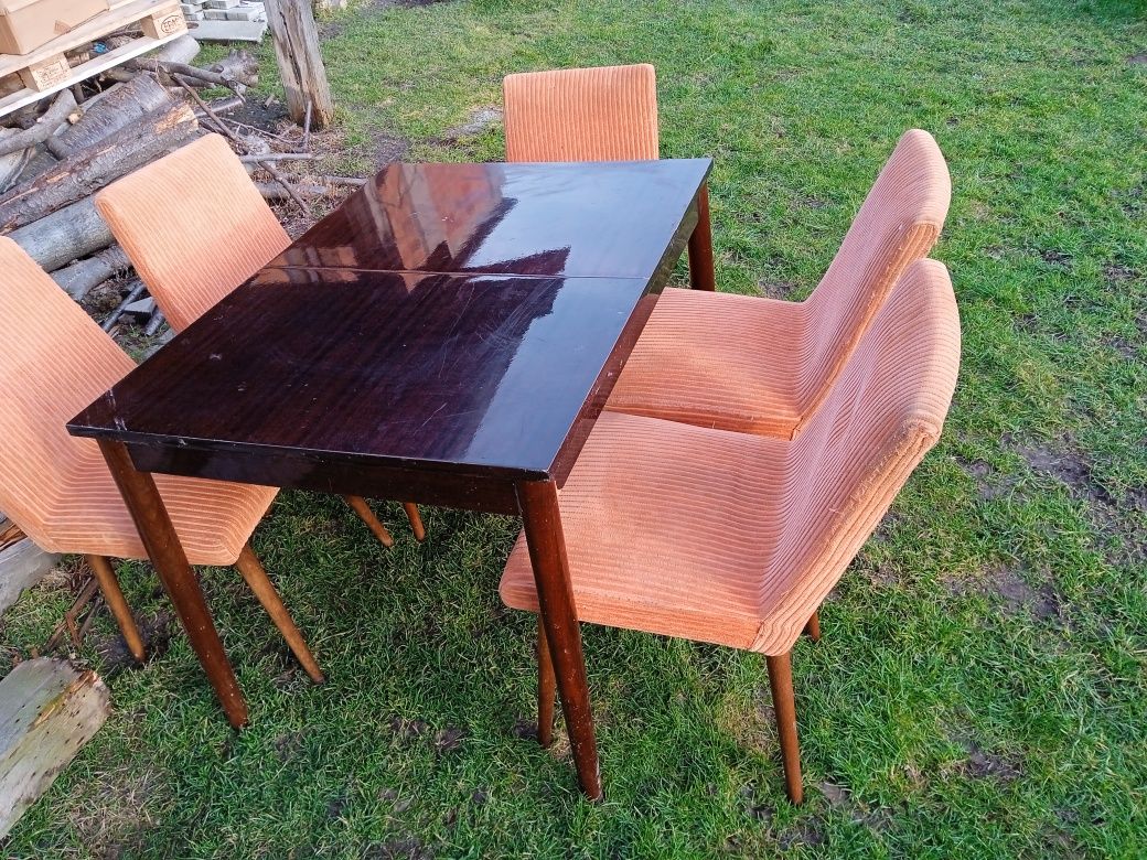 Stół rozkładany i krzesła