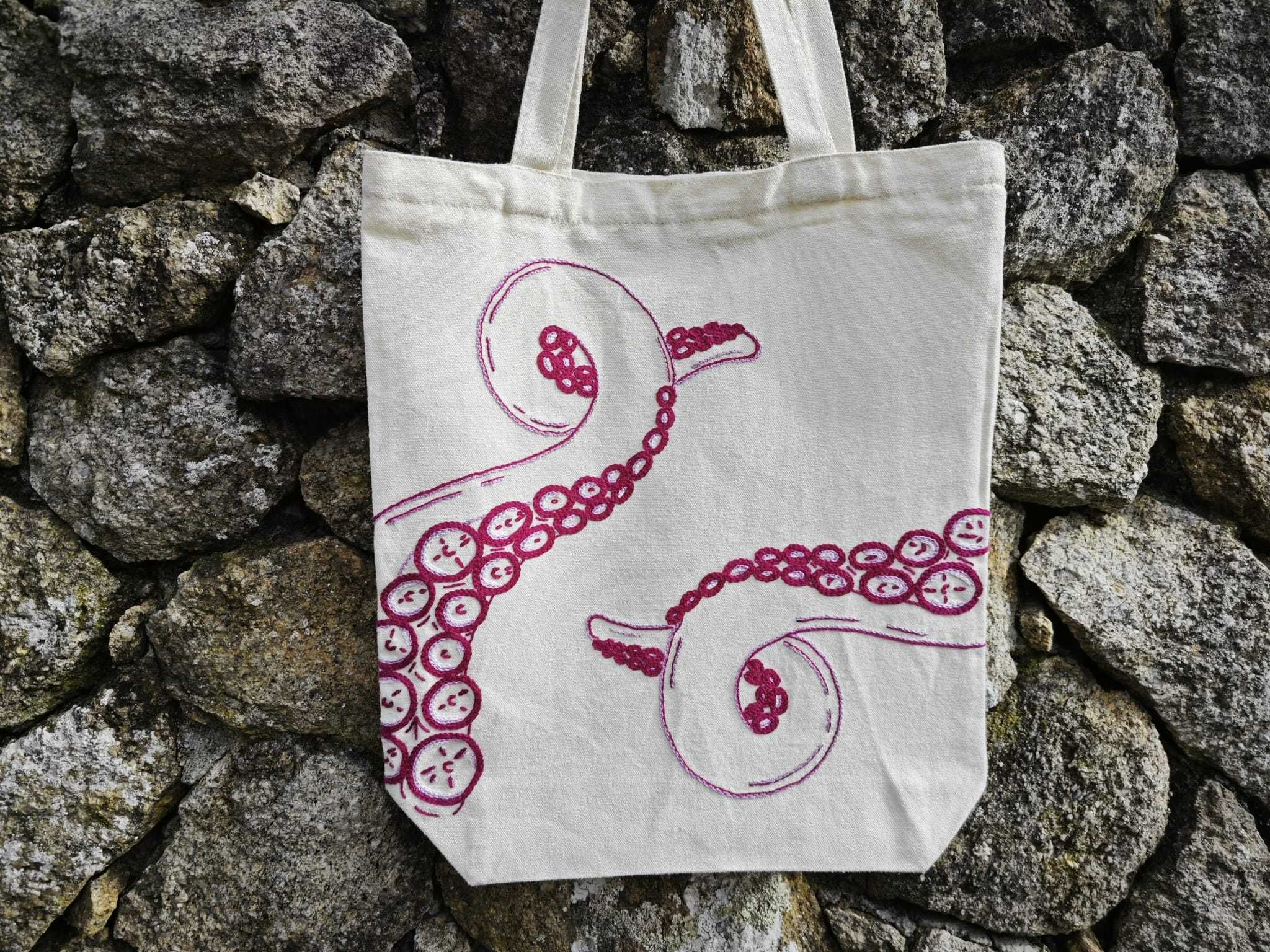 Tote bags bordados à mão