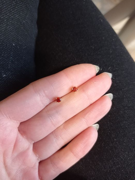 Kolczyki sztyfty czerwone oczka stal chirurgiczna