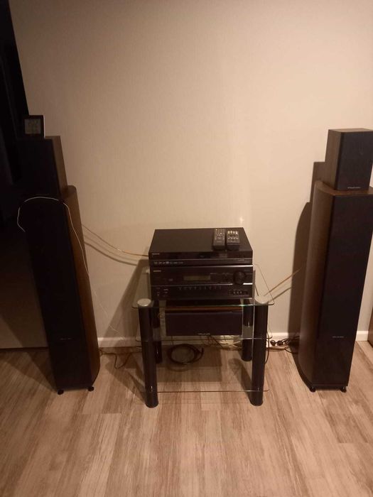 zestaw kina domowego kolumny Wharfedale  odtwarzacz i amplituner Onkyo