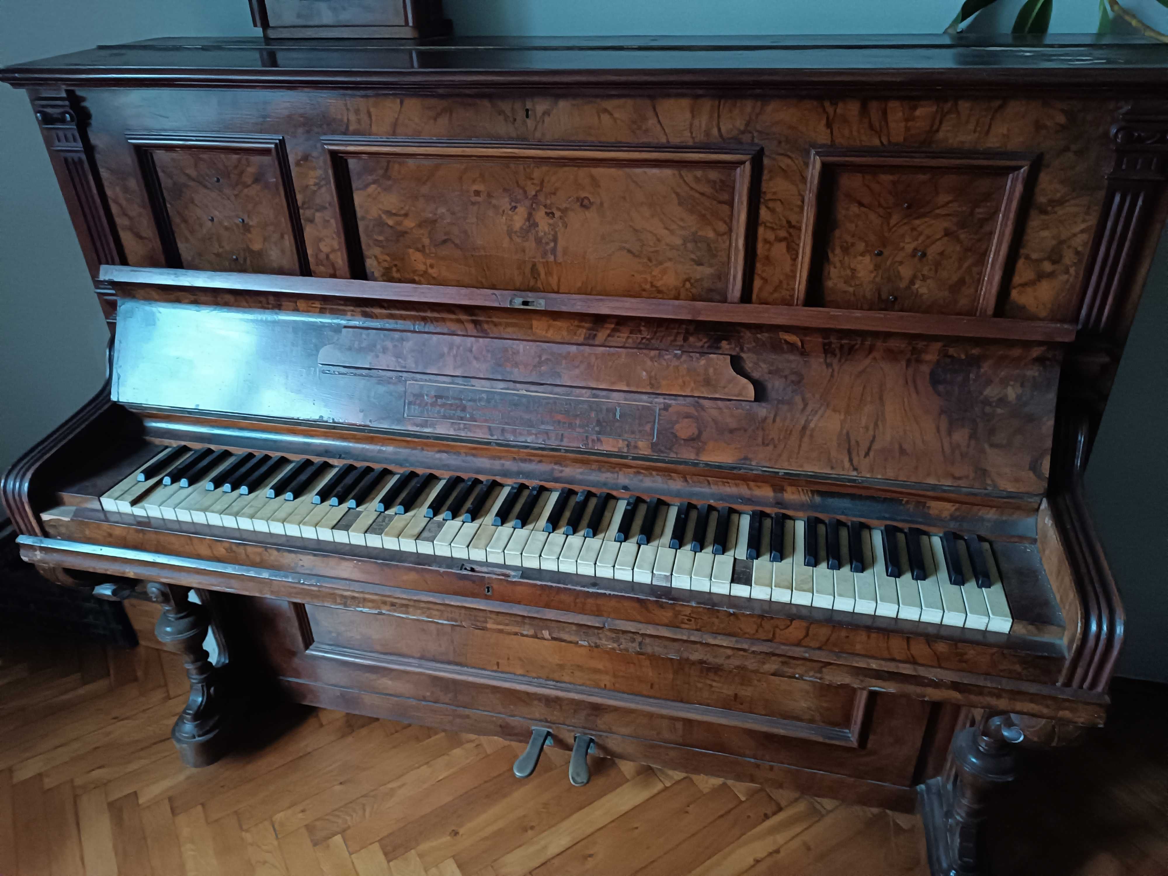 Pianino stare, drewniane