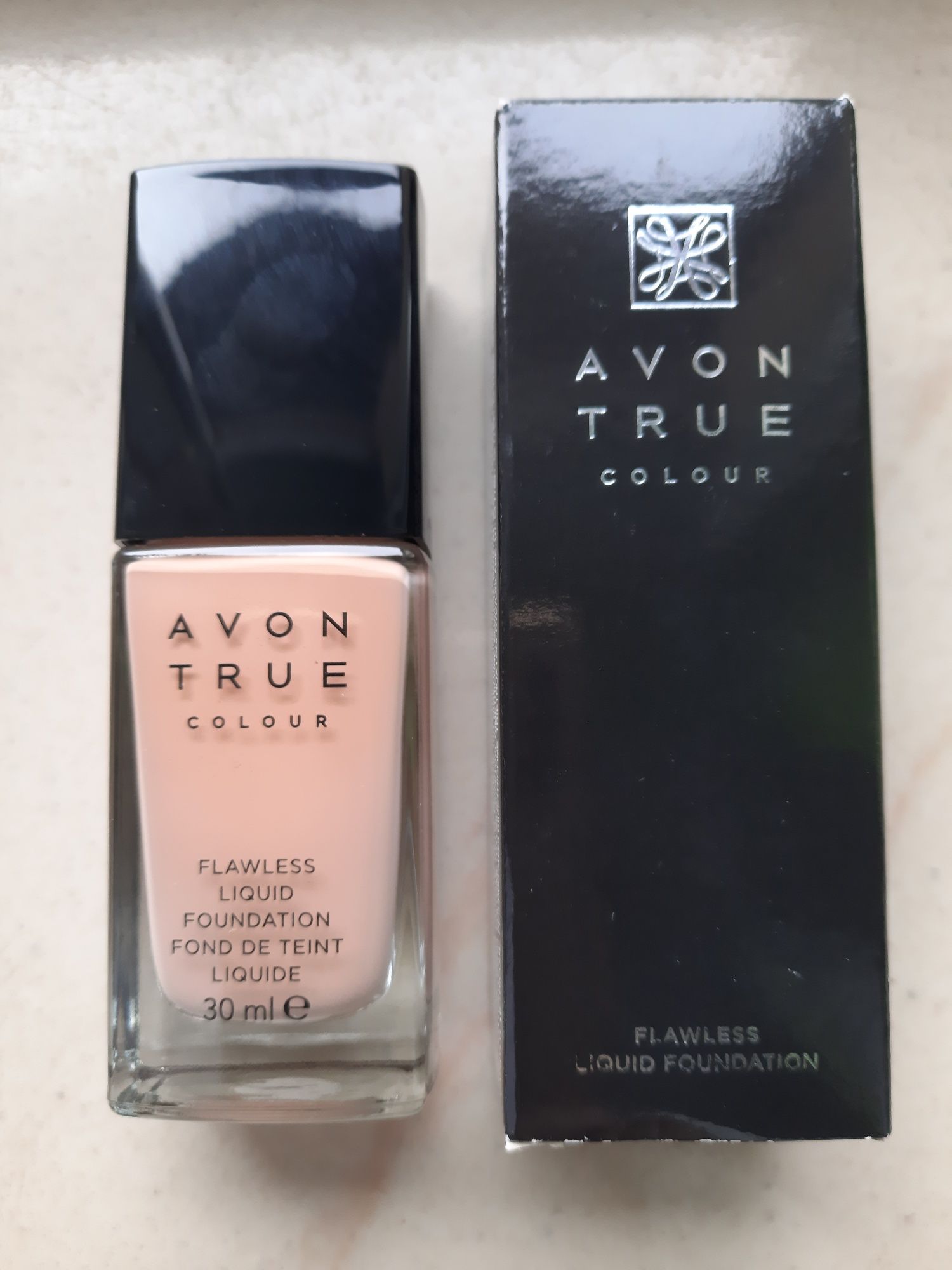 Sprzedam kryjący  podkład adoptujący firmy  Avon