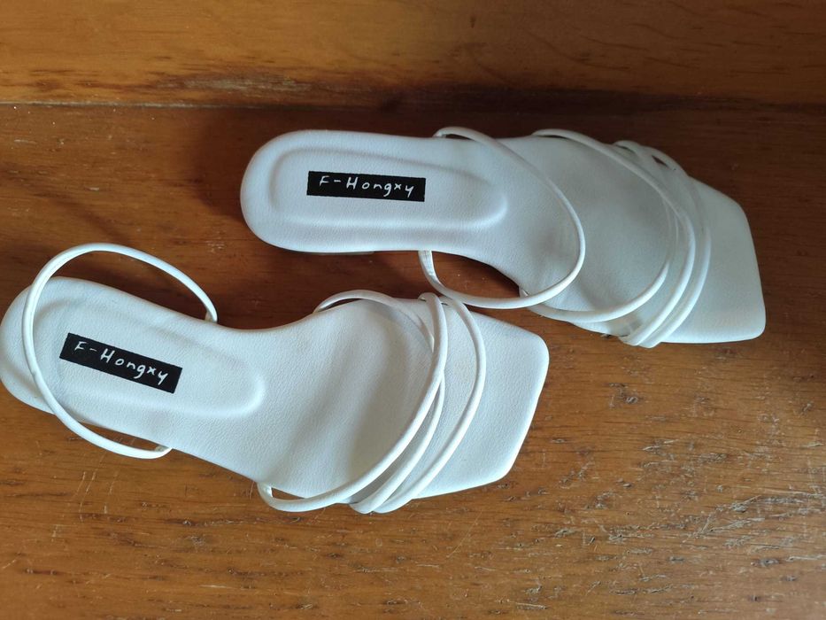 Sandálias brancas rasas tamanho 37