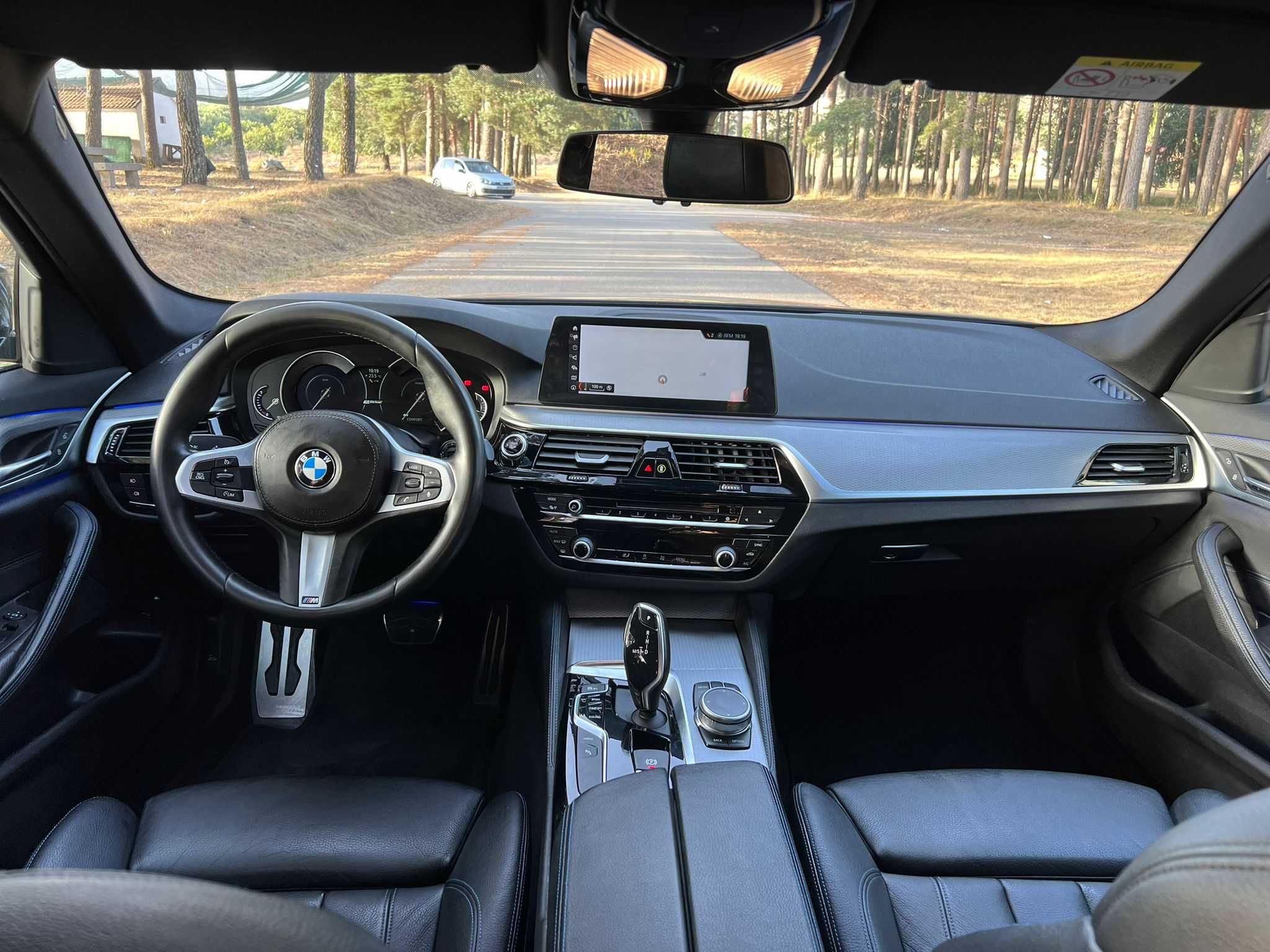 BMW 530e Pack M versão híbrida plug-in