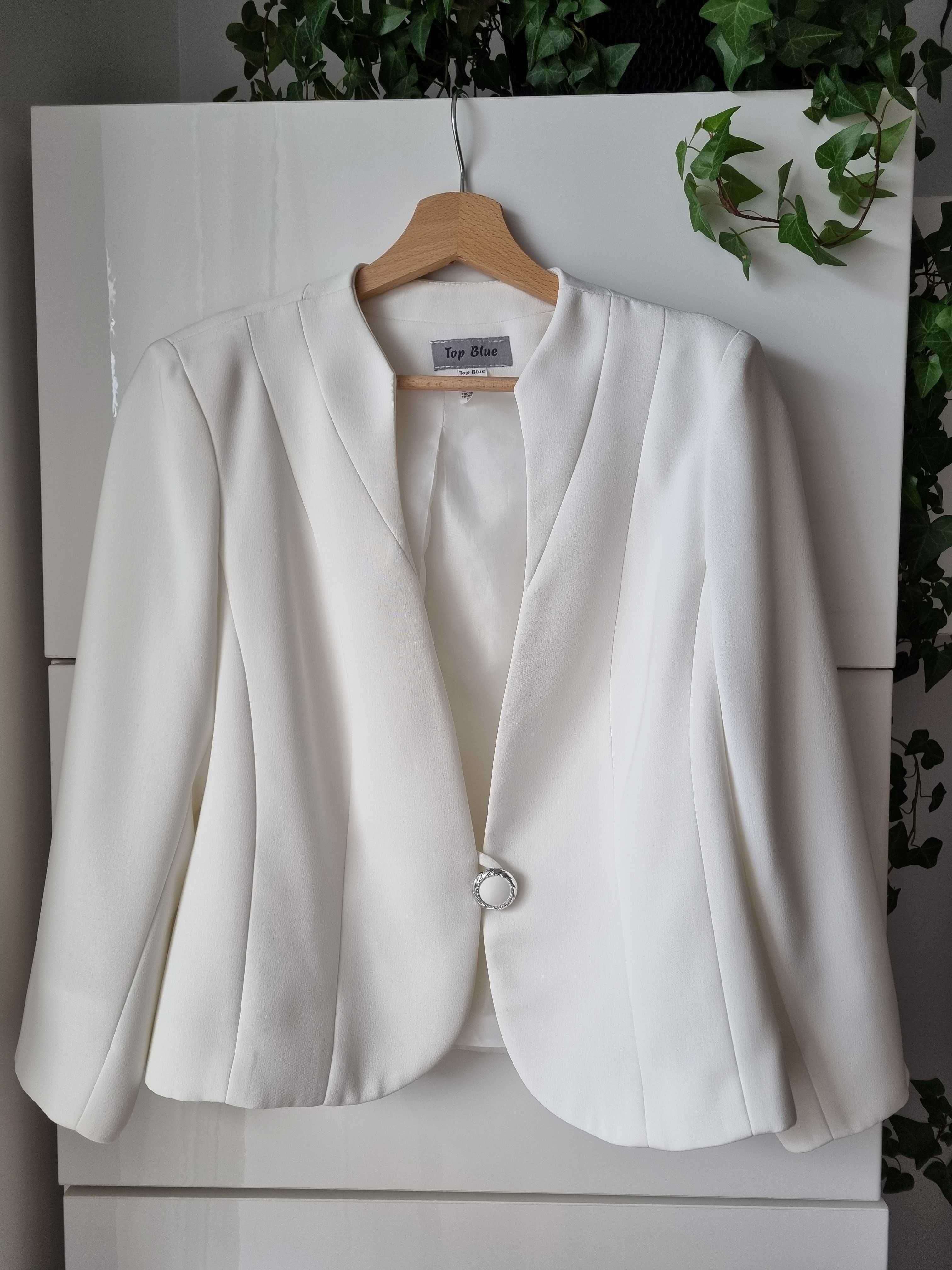 Elegancki żakiet ecru z ozdobnym zapięciem.