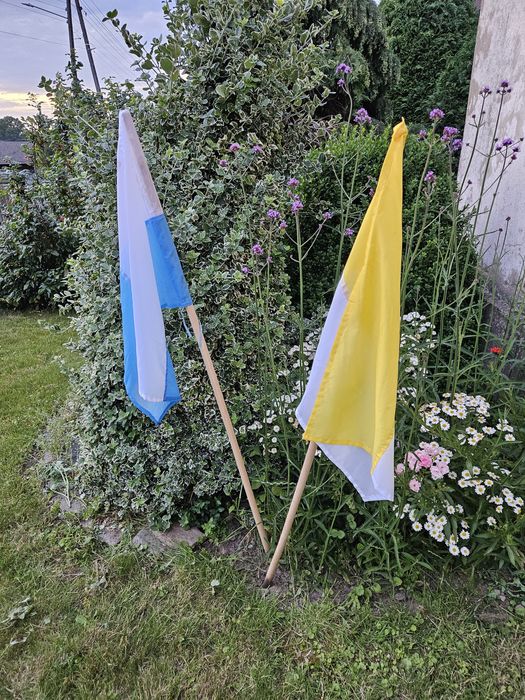 Flagi biało niebieskie i żółto białe