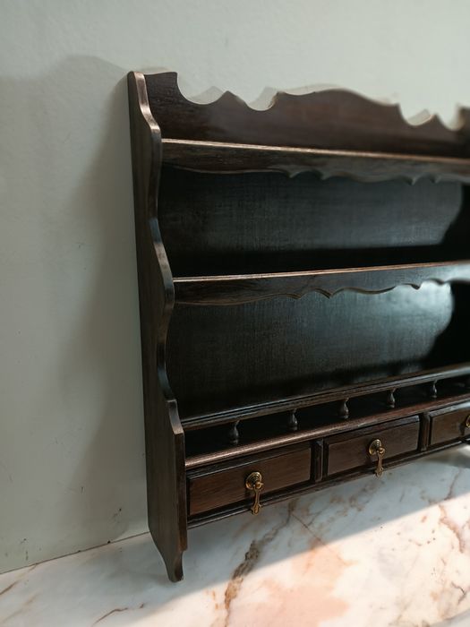 Mostrador em madeira aplicação á parede com três gavetas.
Medidas 60/5