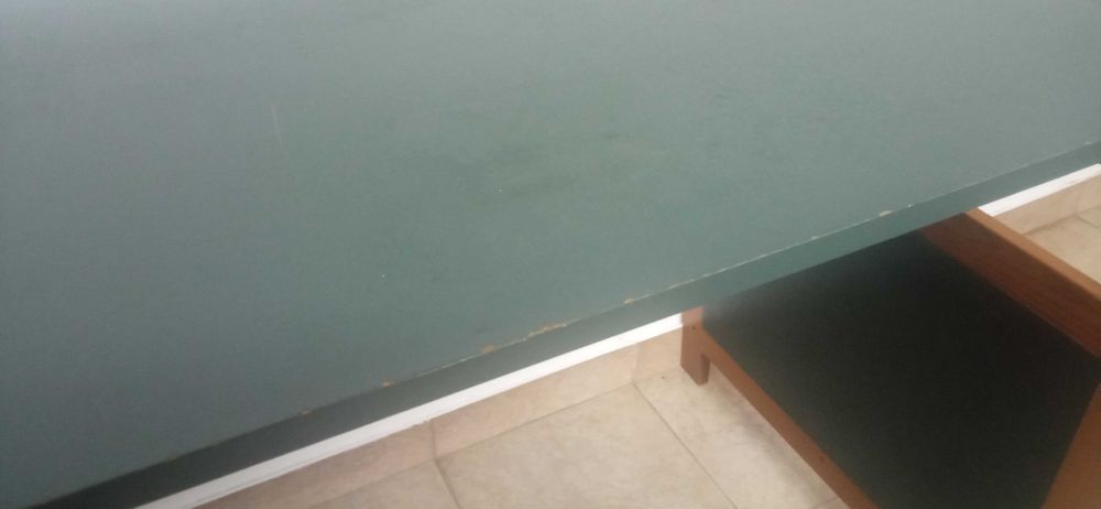 Secretária muito usada. 114x63.