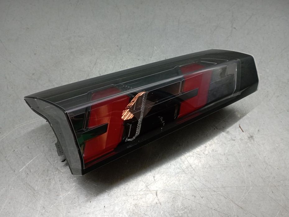 Farolim da mala esquerdo PEUGEOT 2008 II (U_)