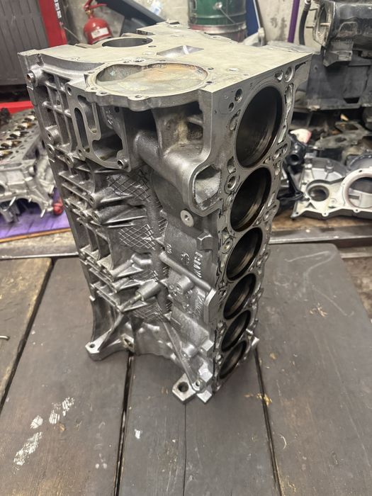 Блок двигаткля bmw m54b30 с задиром в 1 цилиндре