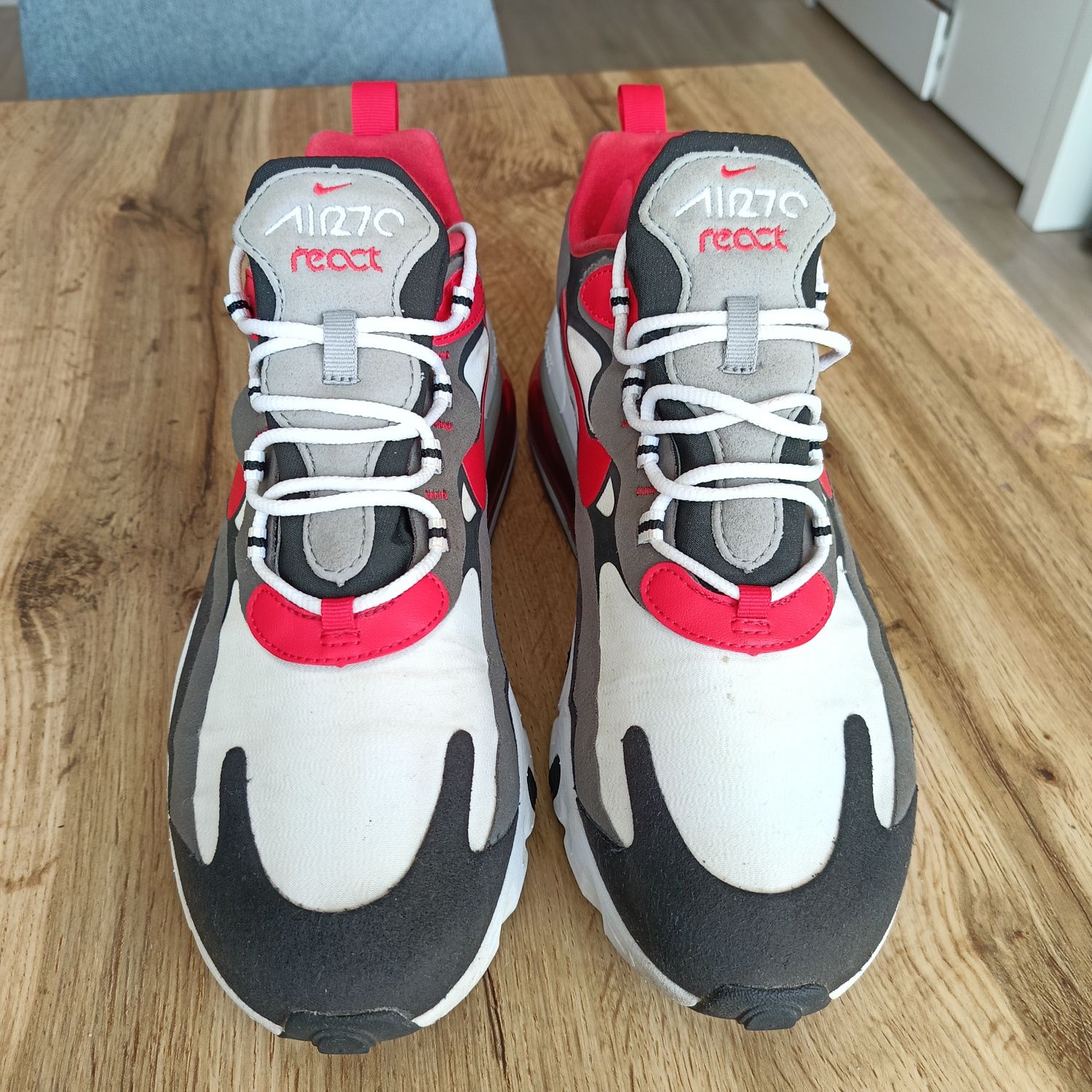 Buty Nike 270 react 43 szare czerwone