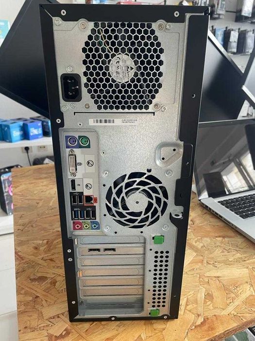 HP Z220 (xeon E3-1240, 12gb de ram, ssd 120gb + hdd 500gb)