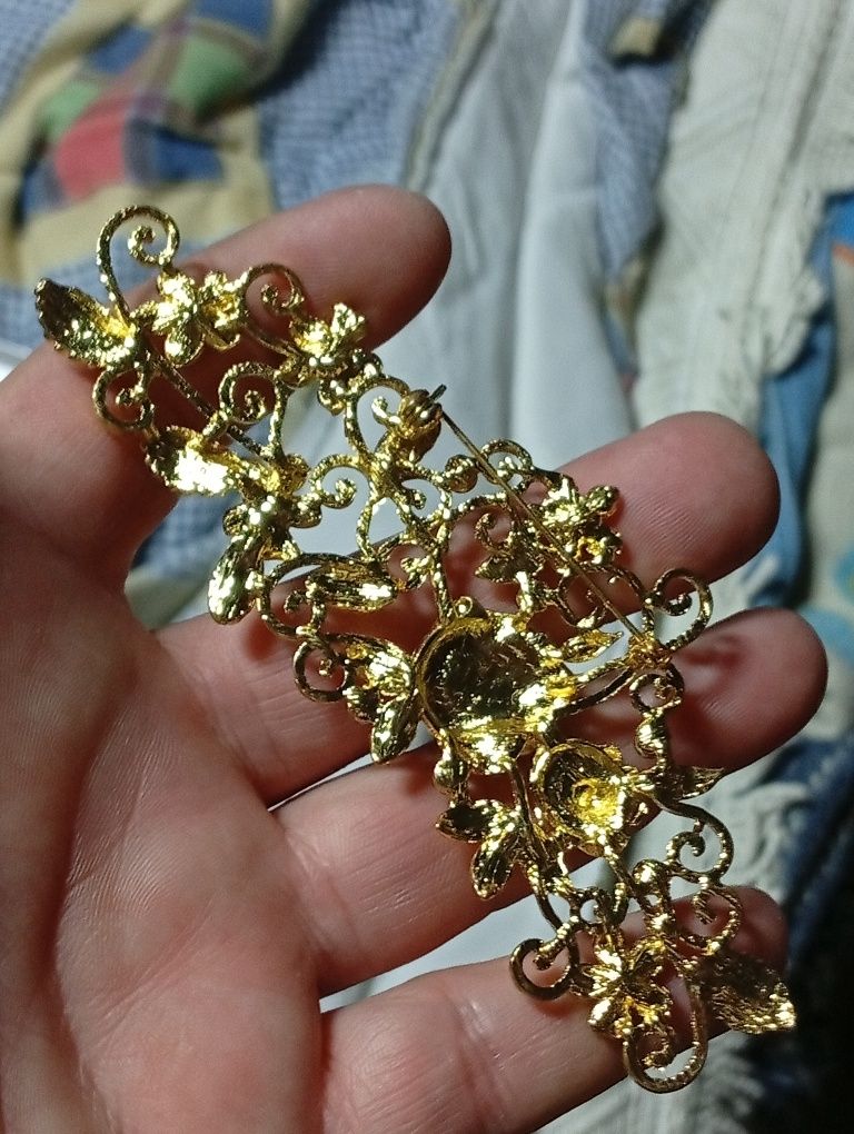 Alfinete todo dourado com pedrinhas vermelhas
