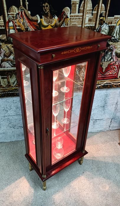 Móvel expositor espelhado/ Vitrine de época com duas prateleiras e ilu