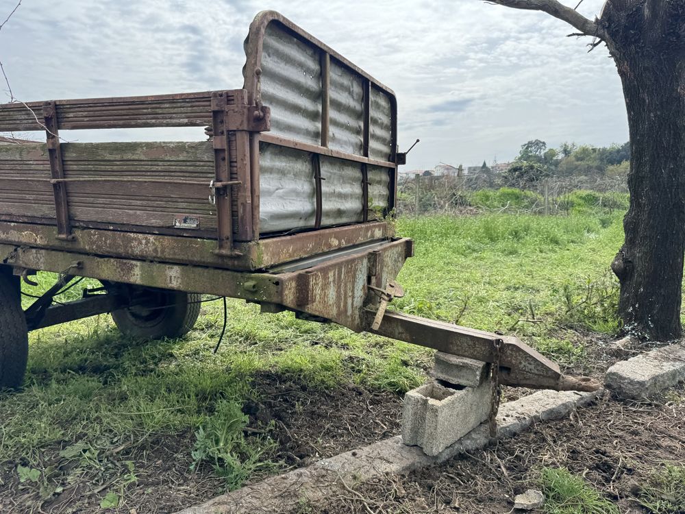 Atrelado para tractor sem matrícula