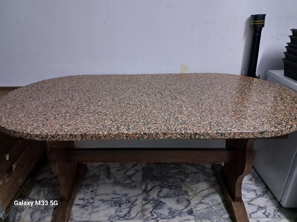 Mesa de cozinha em  madeira maciça com pedra em granito