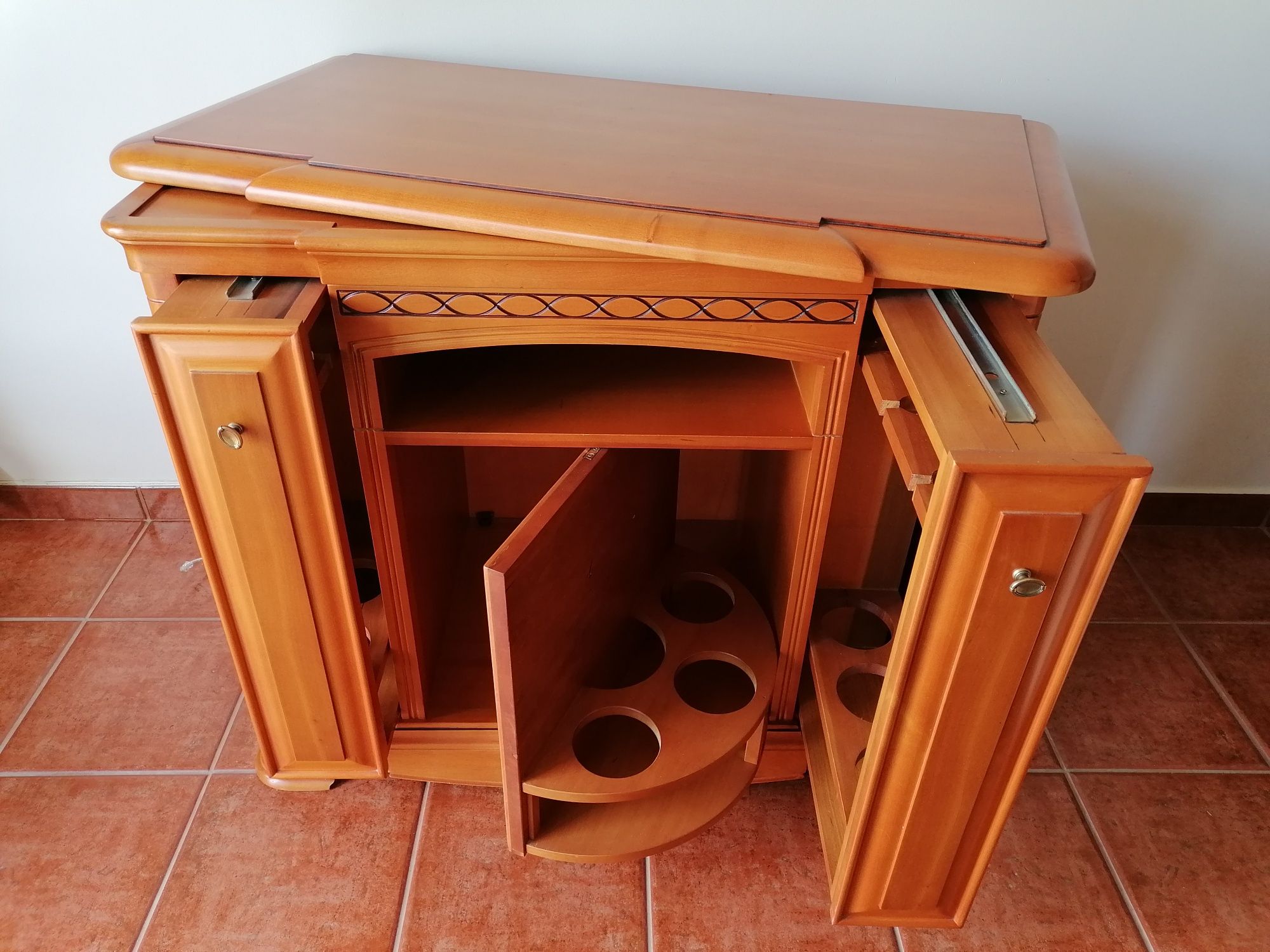 Móvel de sala em madeira maciça