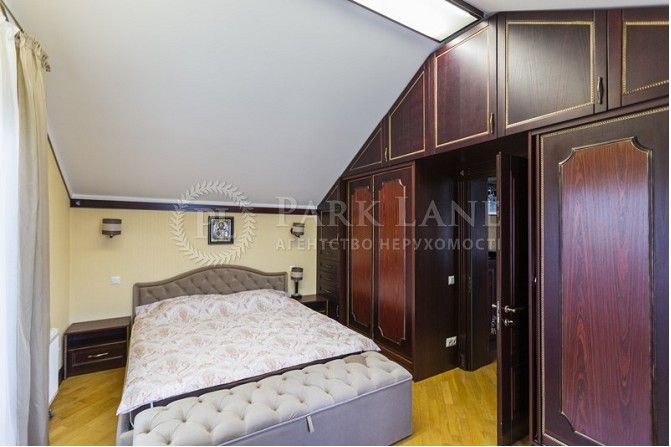 Продам добротний дом в Киеве с бассейном 12 соток.