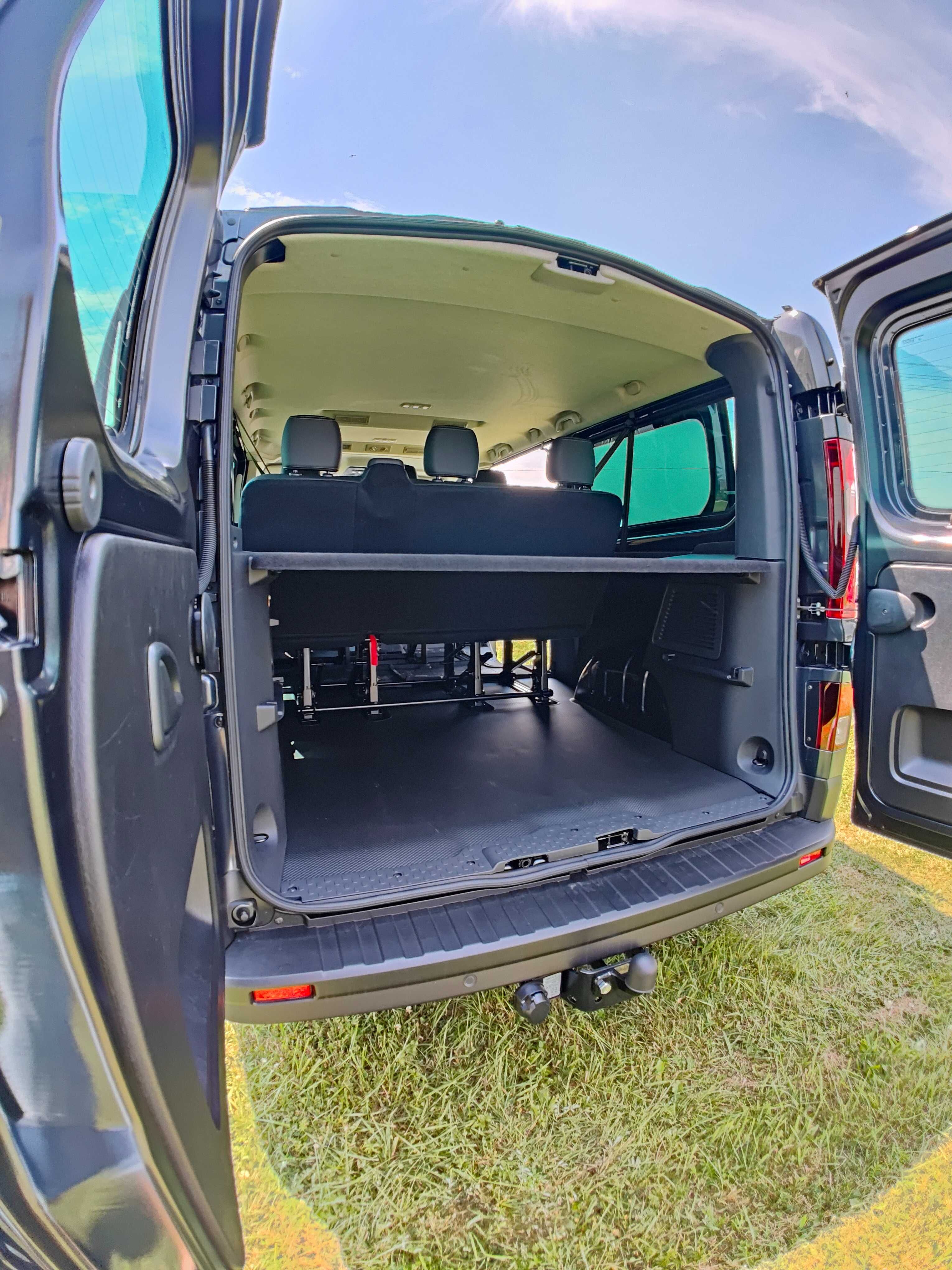 Wynajem busa, Wypożyczalnia, Bus 9 osobowy, kat. B Renault Trafic Long