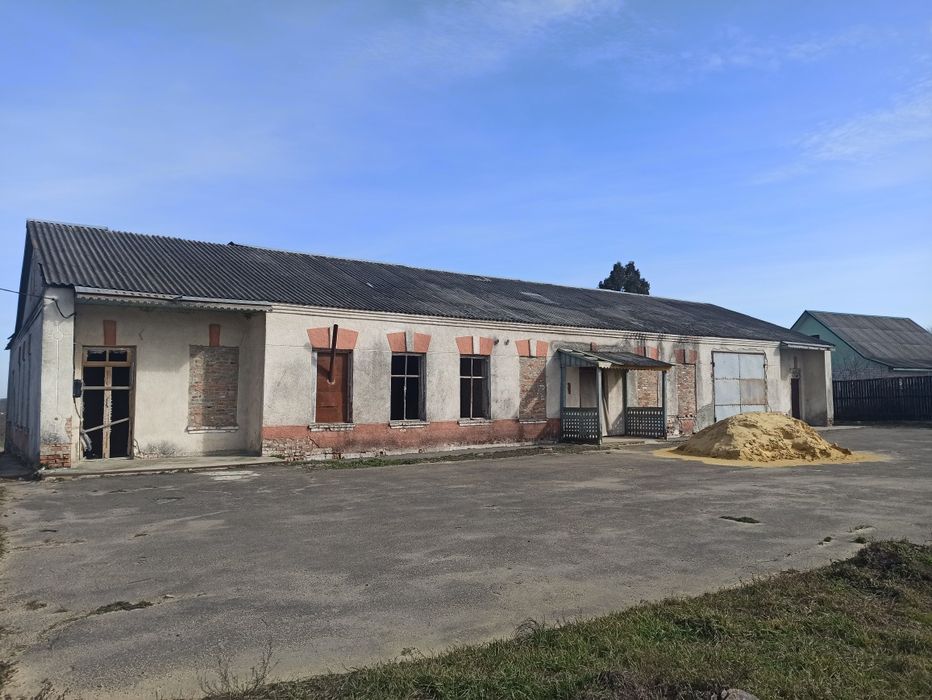 Продам приміщення під бізнес 400 квадраті  є три фази світла і вода