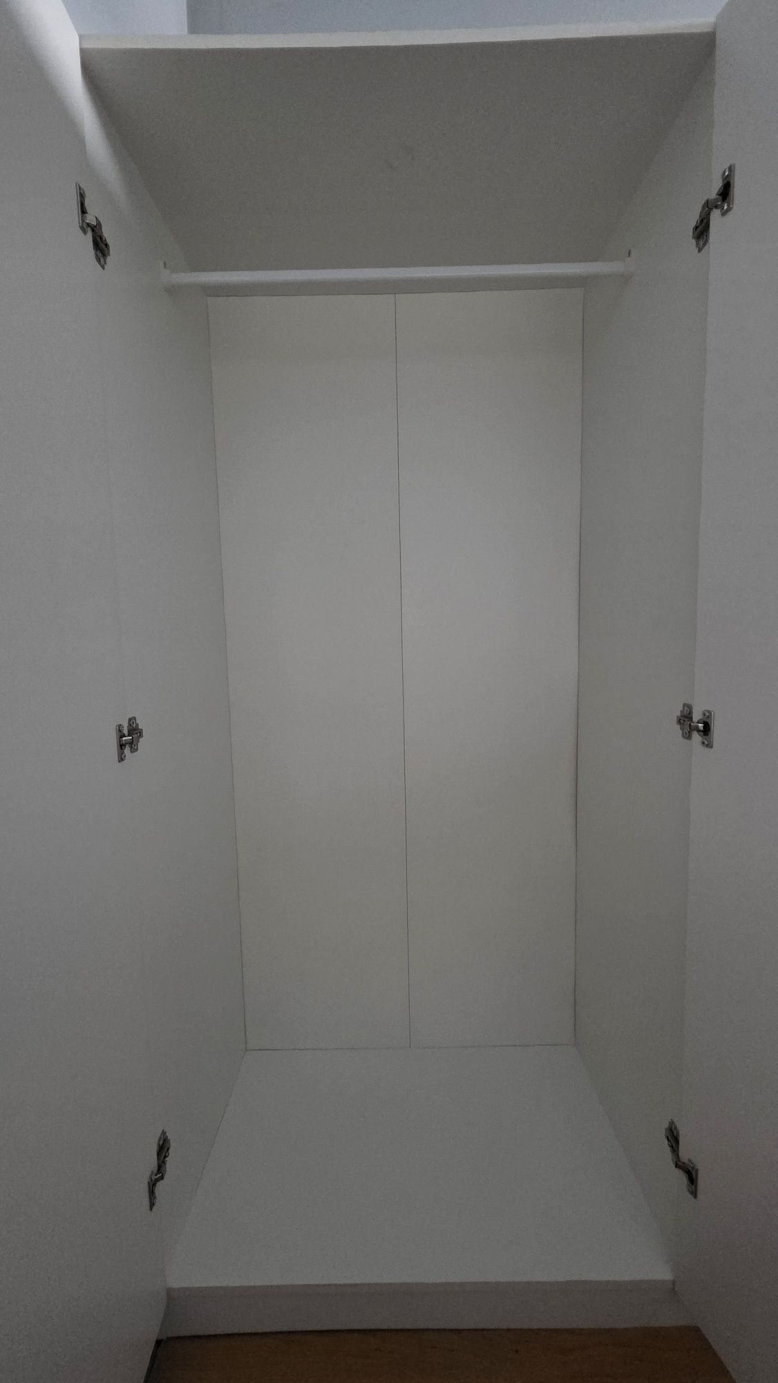 Biała szafa trzydrzwiowa IKEA Dombas