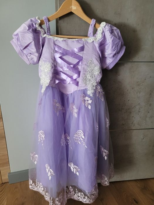 Piekna sukienka balowa księżniczka Roszpunka fioletowa 140 jak nowa