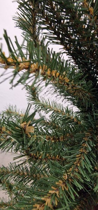 Arvore de Natal com tronco em.madeira