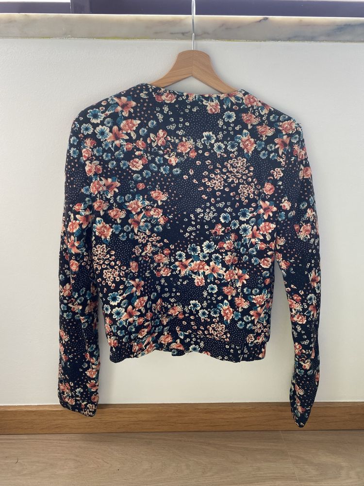 Casaco preto e floral