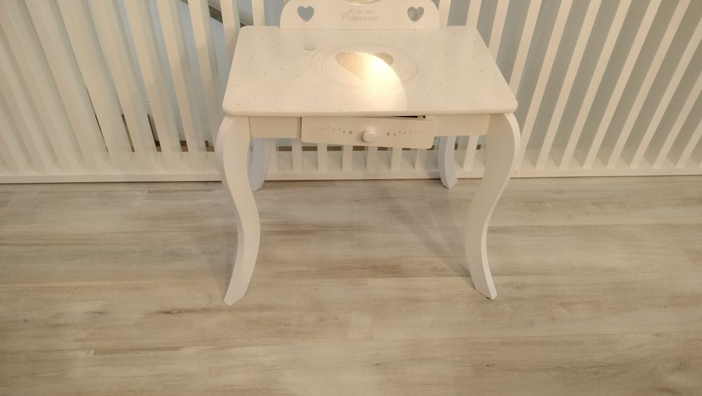 Toucador de criança (em madeira)