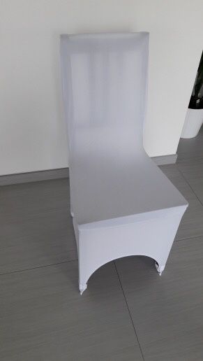 Uniwersalne, rozciagliwe pokrowce na krzesła biale na komunie wesele